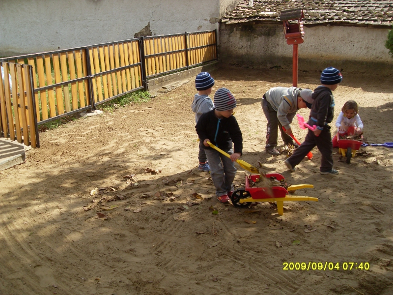 Takarítanak a gyerekek az udvaron 2013.